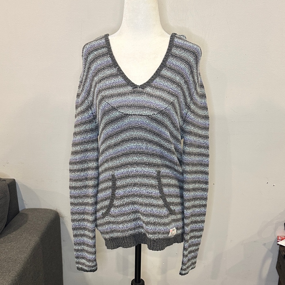 TNA Baja V-Neck Striped Sweater in‎ Gray and Blue